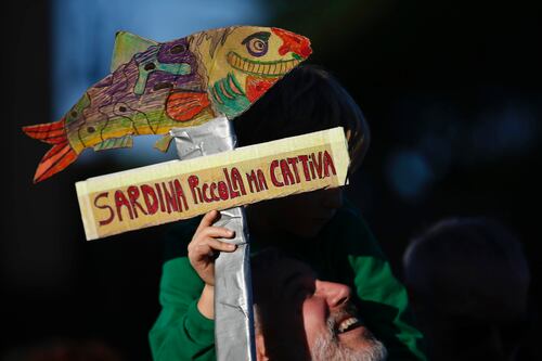 Sardine, tante ma tirchie. Piazze vuote quando chiedono soldi