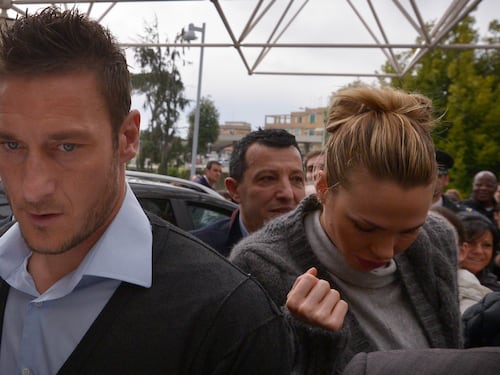 Totti e Ilary, faida senza fine: il Capitato si porta via anche le scarpe griffate della showgirl