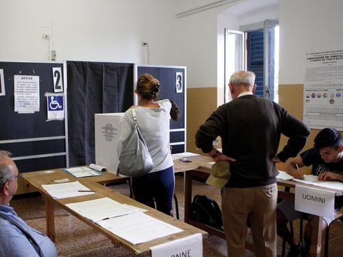 Ballottaggi, il centrodestra sfonda a Genova, Verona e L'Aquila