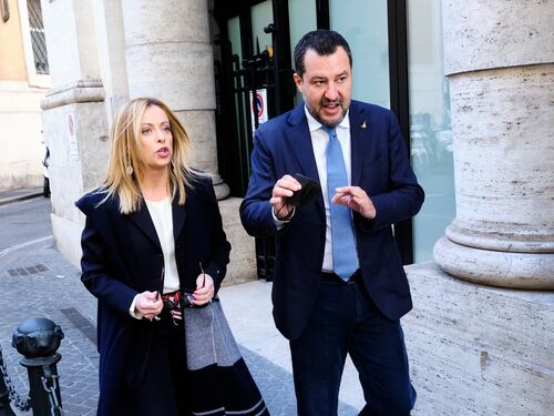 Nazione non credibile, oltre il limite della decenza: a Giorgia Meloni cascano le braccia per Richard Gere testimone