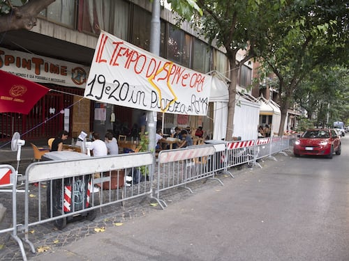 Spin Time, palazzo uso uffici e "inagibile" ma gli occupanti hanno ottenuto la residenza