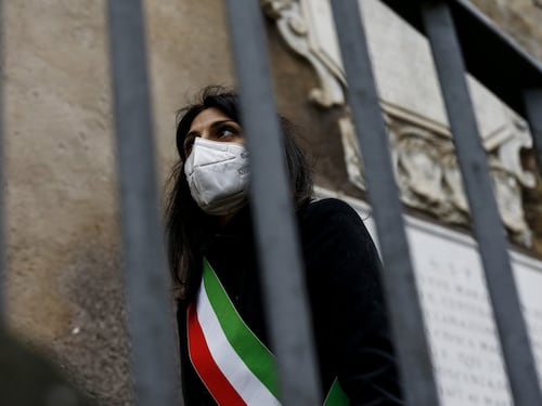 Virginia Raggi chiede voto Rousseau ma solo Di Battista la appoggia