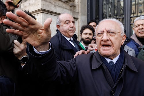 Don Patriciello, Paragone spara a zero su De Luca: “Affondo vigliacco da delirio di onnipotenza”