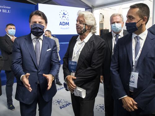 Conte rinnova il contratto da 300mila euro a Grillo. Ma nel Movimento scoppia la rivolta