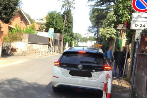 Gaffe della Raggi, parcheggia l'auto in divieto di sosta
