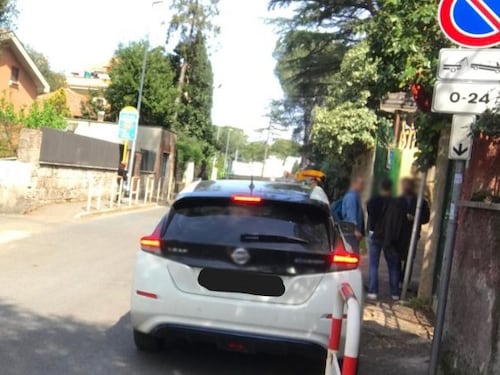 Gaffe della Raggi, parcheggia l'auto in divieto di sosta