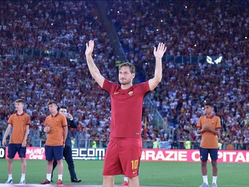 L'abbraccio dell'Olimpico a Totti