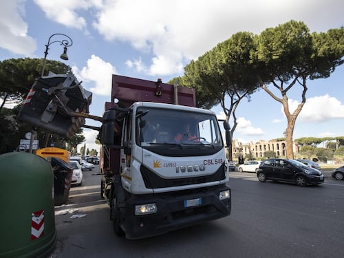 Incubo rifiuti di domenica, Sos di Ama ai privati per evitare il caos raccolta