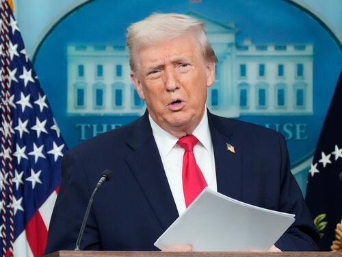Trump inizia conferenza mostrando foto immigrati arrestati in Minnesota: "Volete vivere con loro?"