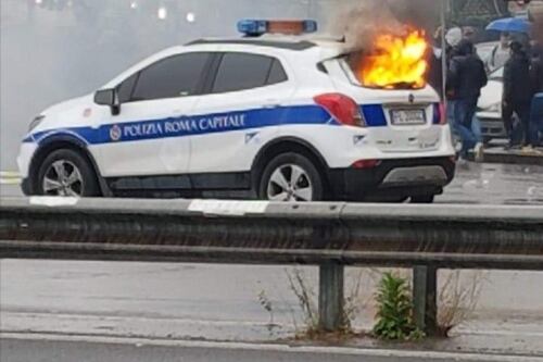 Lanciano molotov e feriscono due vigili. Atalanta-Lazio da guerriglia urbana