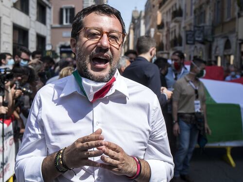 Salvini si scaglia contro la Azzolina: "Mi rifiuto di mandare mia figlia a scuola in buco di plexiglas"