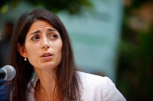 Marra: "La Raggi non ha le palle per fare il sindaco di Roma"