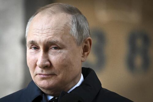 Ucraina e il sospetto su Vladimir Putin: "È malato di cancro". L'ultima teoria sulla foto e l'indiscrezione del medico