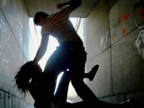 Rifiuta di fare sesso. Lui le spezza una gamba