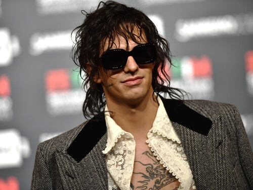 Achille Lauro se ne infischia delle polemiche. E la Venier lo difende