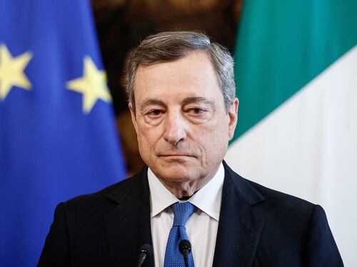 "Nessuna proroga", Mario Draghi tira dritto sul green pass. Ma spunta lo sconto sui tamponi