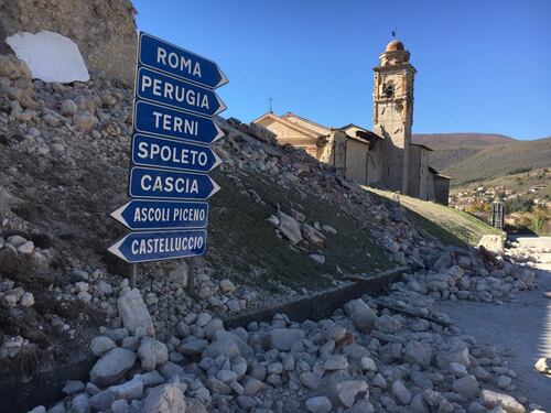 Terremoto, la notte degli sfollati tra paura e nuove scosseProteste a Norcia: "Restiamo qui, ridateci le tende"