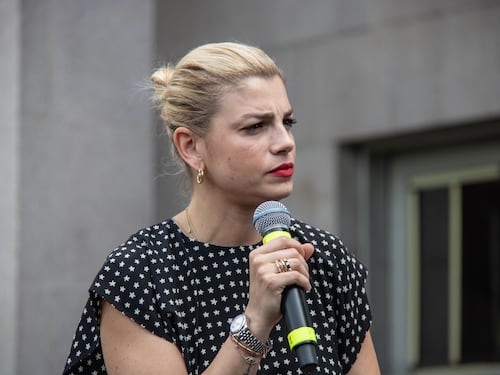 "Ecco chi sono i vip gay": nuova bufera sulla rivista che ha fatto infuriare Emma