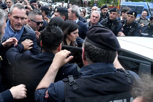 Casal Bruciato, la Raggi difende i rom e fa irritare Di Maio