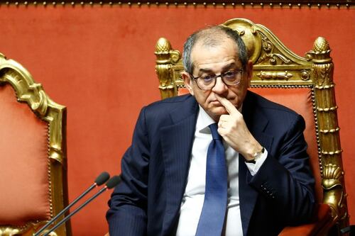 Manovra, pensioni e reddito di cittadinanza restano fuori. Per ora
