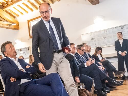 Tra sfottò e veleni volano gli stracci tra Matteo Renzi e il Pd: “Vendetta”, “Partito affondato, solo macerie”