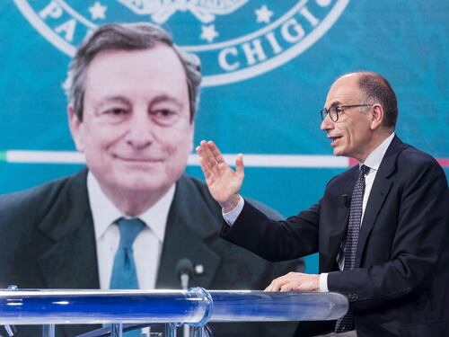 “Forza Berlusconi”. L’inaspettato appoggio del Pd al Cav: la mossa di Enrico Letta per frenare Mario Draghi
