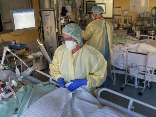 La variante omicron dà sintomi lievi, la verità dei medici sudafricani