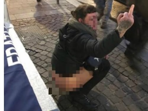 Aggressione ai gazebo di Fratelli d'Italia, ragazza urina sui manifesti