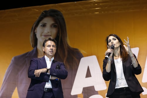 M5S, Raggi torna e attacca Conte: “I suoi 5stelle come i partiti”. E Grillo lancia l’anti-Meloni