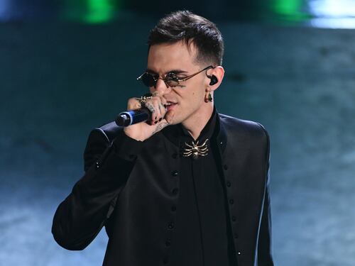 Achille Lauro attaccato per la canzone fascista. Sanremo fuori controllo