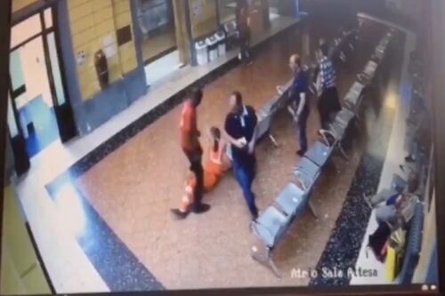 Picchia un portantino al pronto soccorso. Nigeriano fermato alla stazione Termini