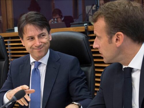 Macron: centri d'accoglienza in Italia. Conte non ci sta: "Li faccia pure lui"