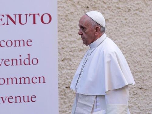 Migranti, il Papa accusa i politici: "Si fomenta la paura a fini elettorali"