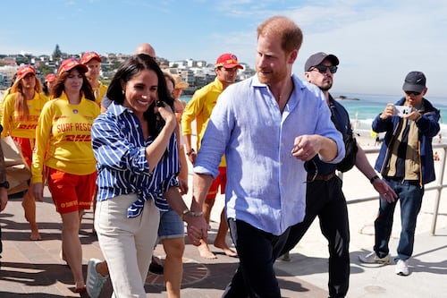 Harry e Meghan trattano con le tv. “Palazzo in ansia”, il peggiore incubo di Re Carlo