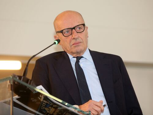 "Dovete sparire". Alessandro Sallusti fa a pezzi il M5S: "Incompetenti, non cediamo ai loro ricatti"