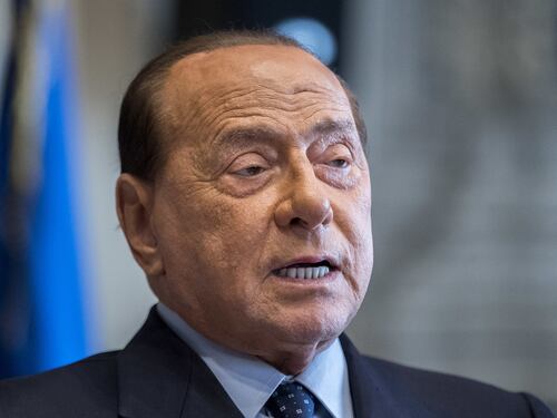 Berlusconi, sfregio del M5S in Lombardia: il gesto che lascia attoniti