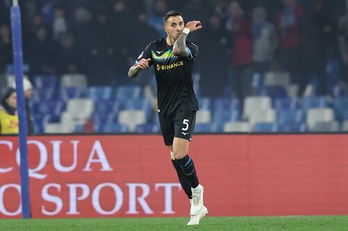 Impresa Lazio a Napoli: Sarri ingabbia Osimhen e Kvaratskhelia. Spalletti si arrende