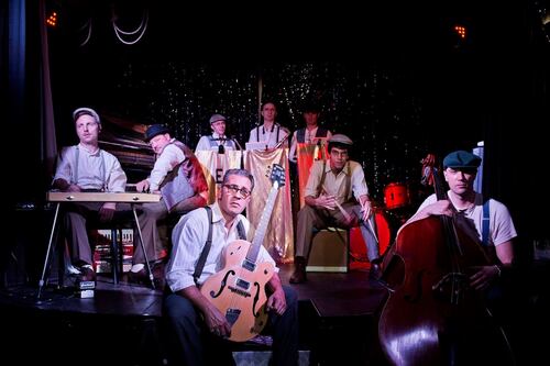 Dalla Sicilia a New York, Greg dirige una commedia a tutto swing
