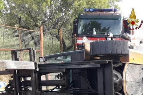 Si ribalta il muletto. A Tivoli muore operaio
