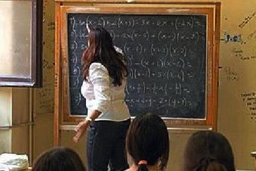 Troppi rifiuti davanti alle scuole. Rischio chiusura