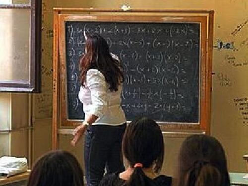 Troppi rifiuti davanti alle scuole. Rischio chiusura