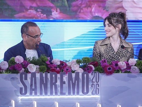 Sanremo 2026, il calo degli ascolti tv non preoccupa Conti: “Il Festival sta bene”