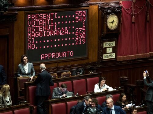Manovra, il Governo incassa la fiducia. Ma l'accordo sui tagli non c'è