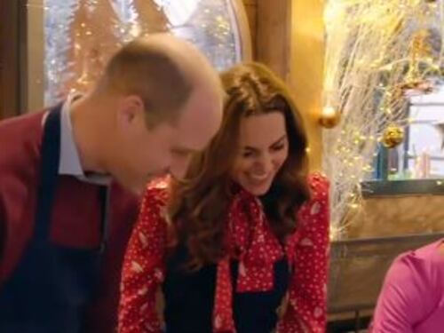 Il principe William le appoggia una mano sulla spalla. Kate Middleton reagisce così