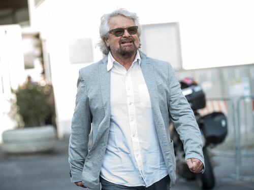 Operazione anti-talpa nel M5S. Grillo fa sedere i deputati in cerchio e gli toglie il cellulare