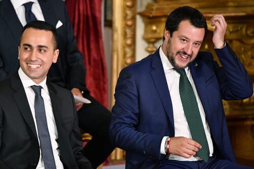 Debutta il governo in blu. Savona e Salvini a colori, la gonna questa sconosciuta