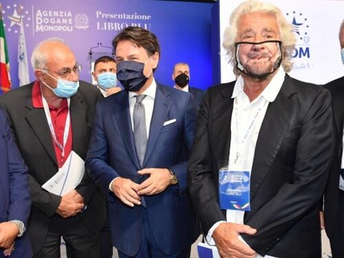 Conte riabilita Lannutti: la foto con Grillo dopo il tweet antisemita