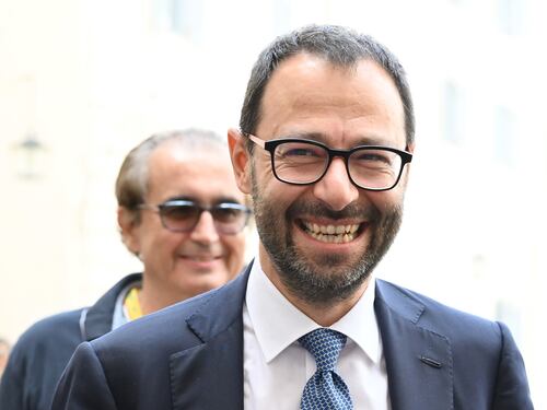 Il ministro Patuanelli cerca di mettere Mario Draghi spalle al muro. L’accusa: “Così neghi la fiducia a te stesso”
