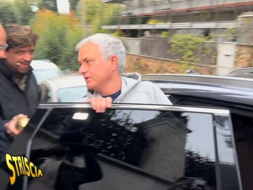 Mourinho rifiuta il Tapiro d'Oro e scappa dall'inviato di Striscia la Notizia