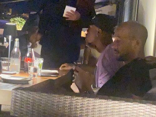 Steven Nzonzi segue la partita del PSG dal ristorante di lusso. Ma la Roma è in campo